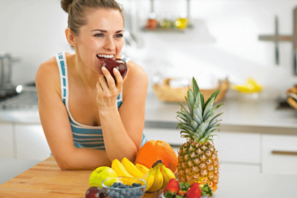 フルーツを食べる女性